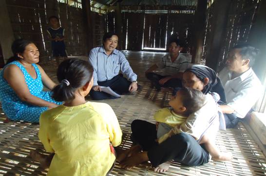 Tuyên truyền viên thị trấn Vân Canh (huyện Vân Canh) đến làng Suối Mây để gặp gỡ, vận động người dân thực hiện các quy định của pháp luật về Bảo bệ và phát triển rừng
