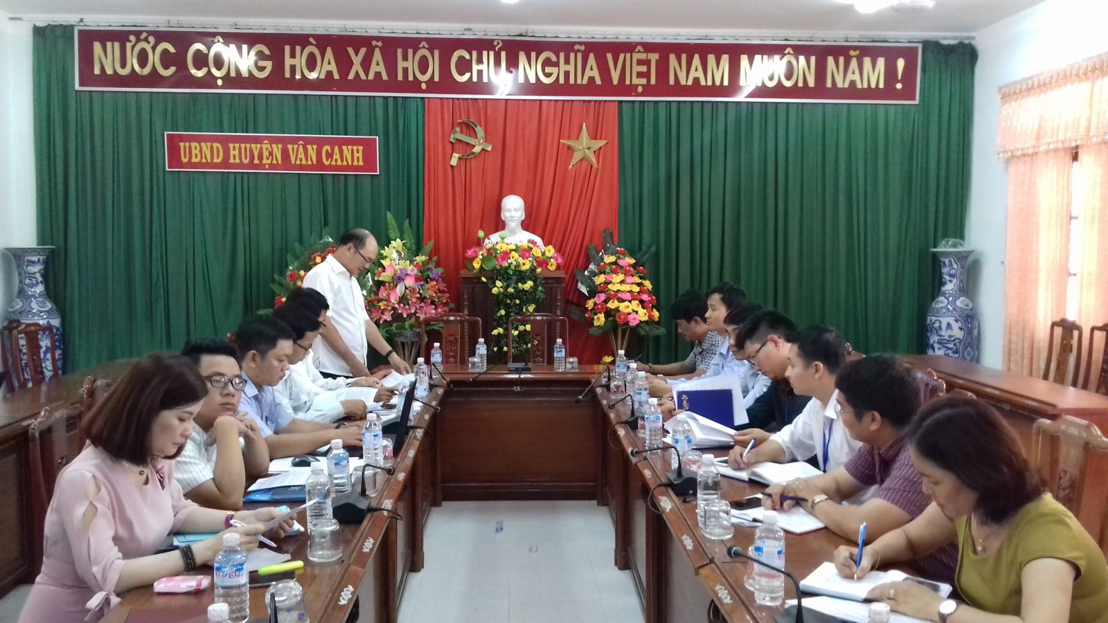 Quang cảnh kiểm tra công tác CCHC tại UBND huyện Vân Canh