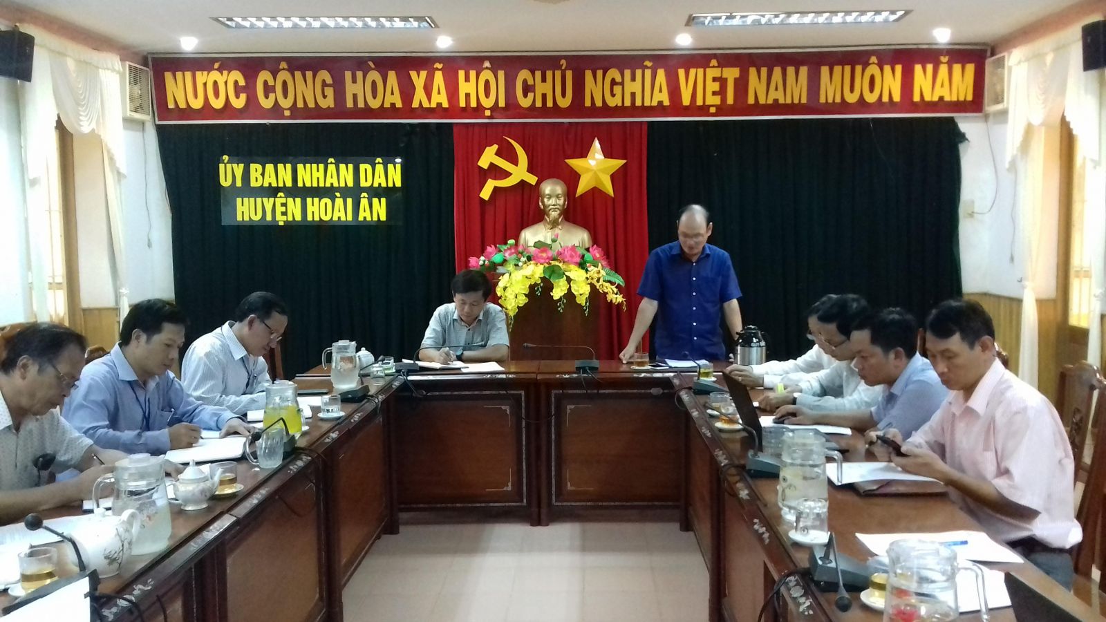 Quang cảnh kiểm tra công tác CCHC tại UBND huyện Hoài Ân