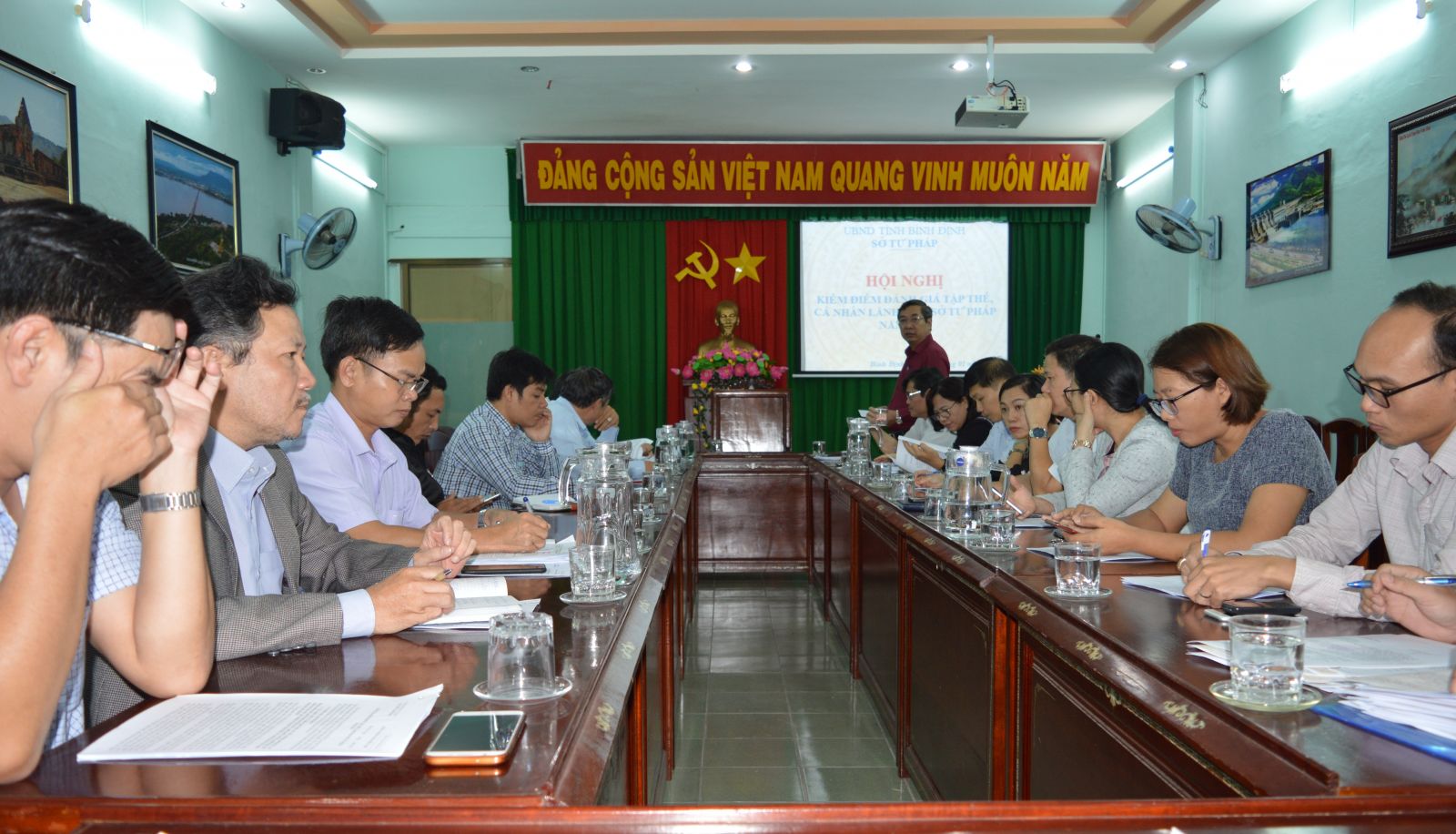 Quang cảnh cuộc họp