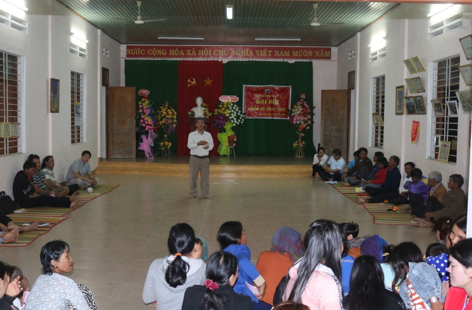 Ông Lê Thành Sơn – Phó Giám đốc Trung tâm TGPL Nhà nước đang phổ biến Luật tại Làng Canh Phước