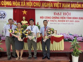(Giám đốc Sở Tư pháp tặng hoa chúc mừng Ban chấp hành Hội công chứng viên tỉnh Bình Định nhiệm kỳ 2021-2024)