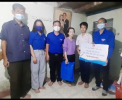 Chi đoàn Sở Tư pháp thăm và tặng quà em Trần Anh Tuấn - trẻ em có hoàn cảnh khó khăn được Chi đoàn nhận đỡ đầu.