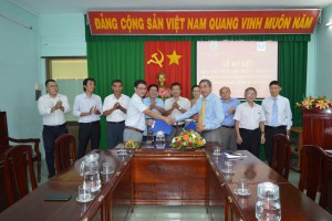 Ông Lê Văn Toàn – GĐ Sở TP (bên phải hình) và ông Phan Quang Dũng – Chủ tịch Hội Công chứng viên (bên trái hình) đang ký kết Quy chế phối hợp