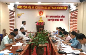 Ông Hồ Ngọc Chánh - Phó Chủ tịch UBND huyện báo cáo tình hình thi hành pháp luật về IUU trên địa bàn huyện