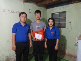 Hình ảnh Chi đoàn Sở Tư pháp tặng quà hỗ trợ em Trần Anh Tuấn