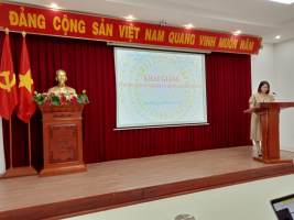 Đồng chí Bạch Thị Hồng Hạnh - Phó Giám đốc Trung tâm bồi dưỡng cán bộ - Học viện Tư pháp phát biểu tại Lễ khai giảng