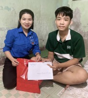 Chi đoàn Sở Tư pháp đến thăm và tặng quà em Trần Anh Tuấn - trẻ em có hoàn cảnh khó khăn