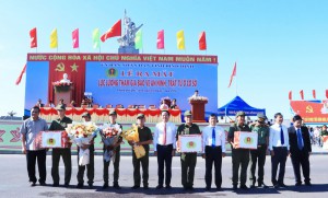 Phó Bí thư Thường trực Tỉnh uỷ Lê Kim Toàn và Chủ tịch UBND tỉnh Phạm Anh Tuấn tặng hoa và quà cho lực lượng tham gia bảo vệ ANTT ở cơ sở