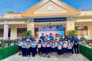 Tặng quà cho các em học sinh Trường Tiểu học xã Cát Lâm