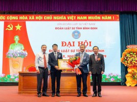 Ban Chủ nhiệm Đoàn Luật sư tỉnh  nhận giấy khen của Liên đoàn Luật sư Việt Nam