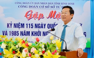 Đồng chí Trần Văn Sang, Tỉnh ủy viên, Bí thư Đảng ủy, Giám đốc Sở phát biếu, động viên nữ công đoàn viên Sở Tư pháp khắc phục khó khăn, cố gắng hoàn thành xuất sắc nhiệm vụ được giao