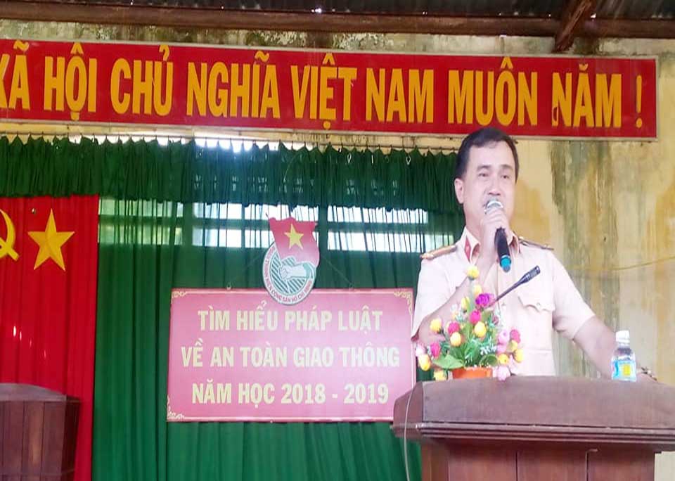 Công an huyện Phù Mỹ tuyên truyền pháp luật giao thông đường bộ cho học sinh Trường THPT Nguyễn Trung Trực