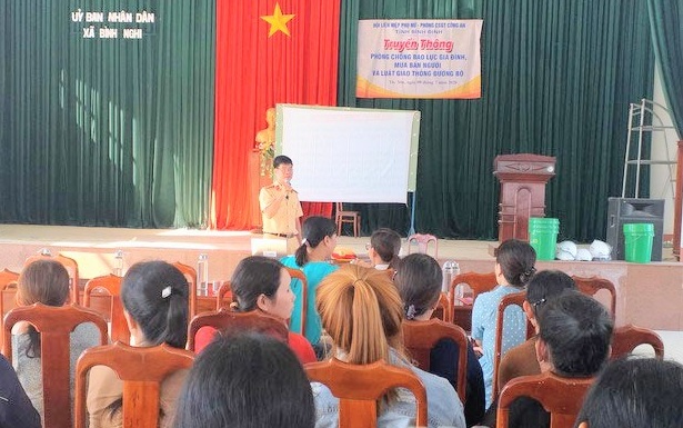 Hội LHPN phối hợp Công an tỉnh truyền thông tại xã Bình Nghi