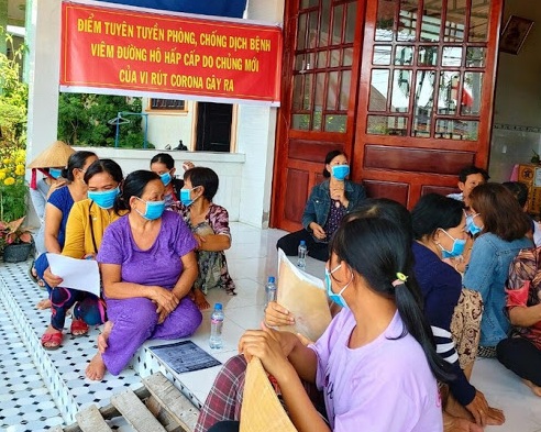 Phụ nữ xã Tây Vinh, huyện Tây Sơn Tuyên truyền phòng chống dịch covid- 19