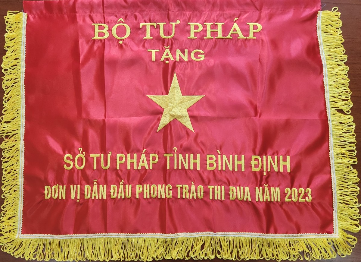 Sở Tư pháp Bình Định:  Nhận Cờ thi đua xuất sắc trong phong trào thi đua năm 2023