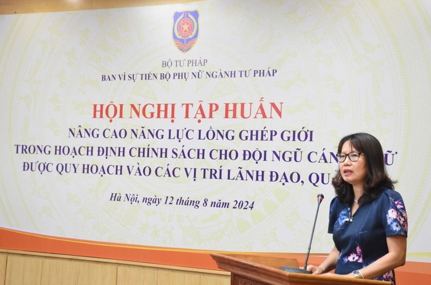 Bà Phan Thị Hồng Hà, Vụ trưởng Vụ Tổ chức Cán bộ, Phó Trưởng ban Vì sự tiến bộ phụ nữ ngành Tư pháp phát biểu khai mạc tại hội nghị